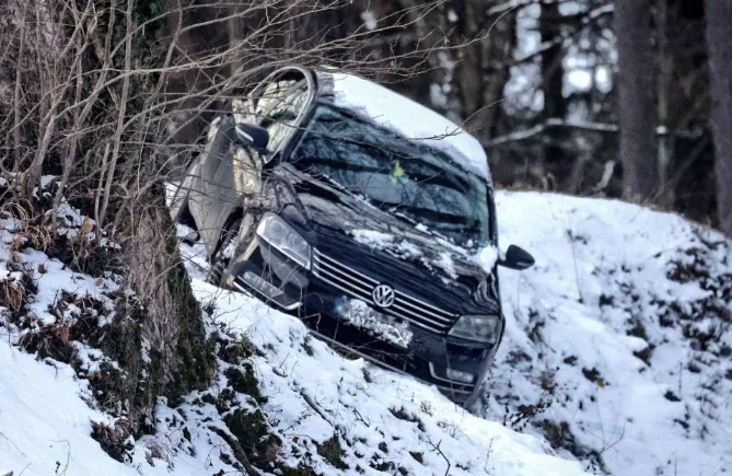 Sistemul de navigație dirijeaza un turist pe pârtia de topogan – mașina alunecă pe o pantă abruptă